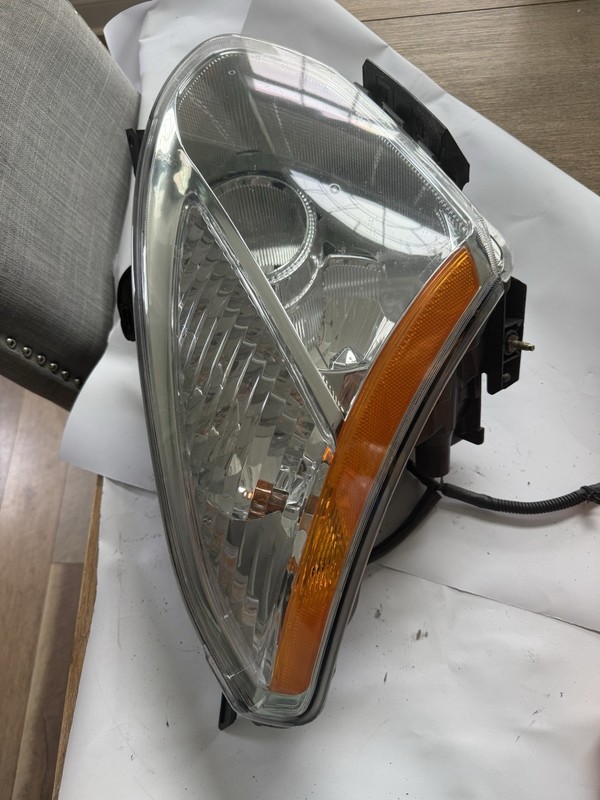 2009-2013 Nissan Rogue Right Passenger Halogen Headlight OEM N2127 DW