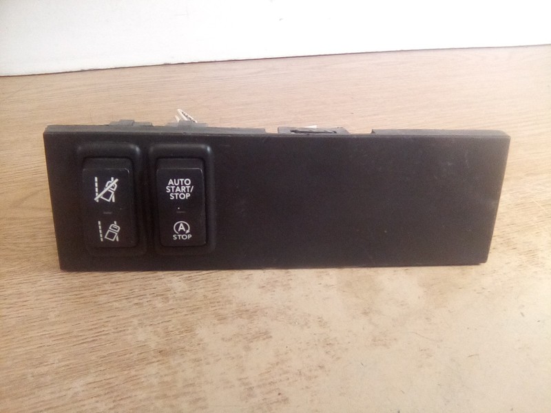 International LT TL0024653, 3766676C2, 3766677C2 Switch Panel