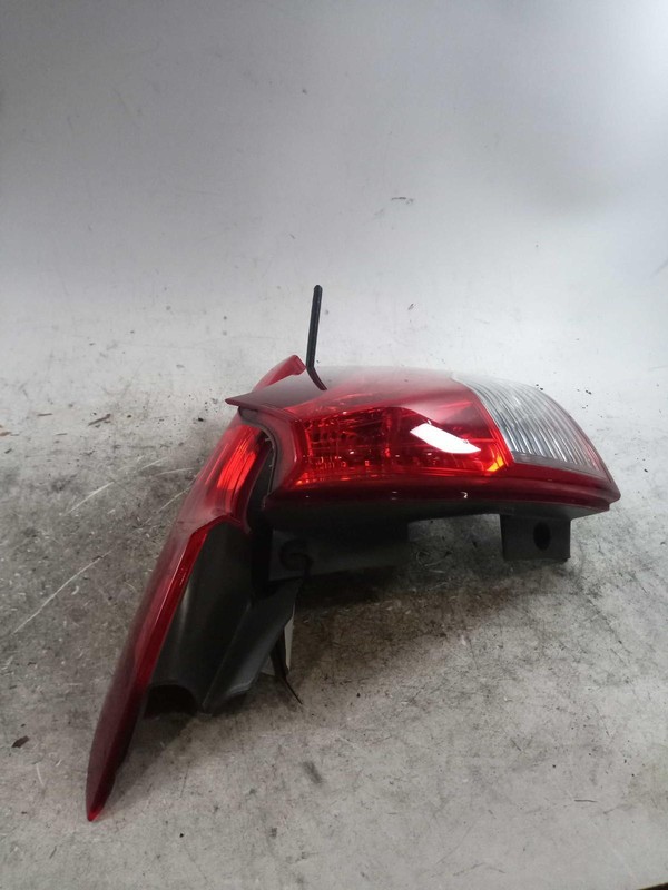 2012-2014 Honda CR-V Right Upper Tail Light Assembly Silver 443632 Used