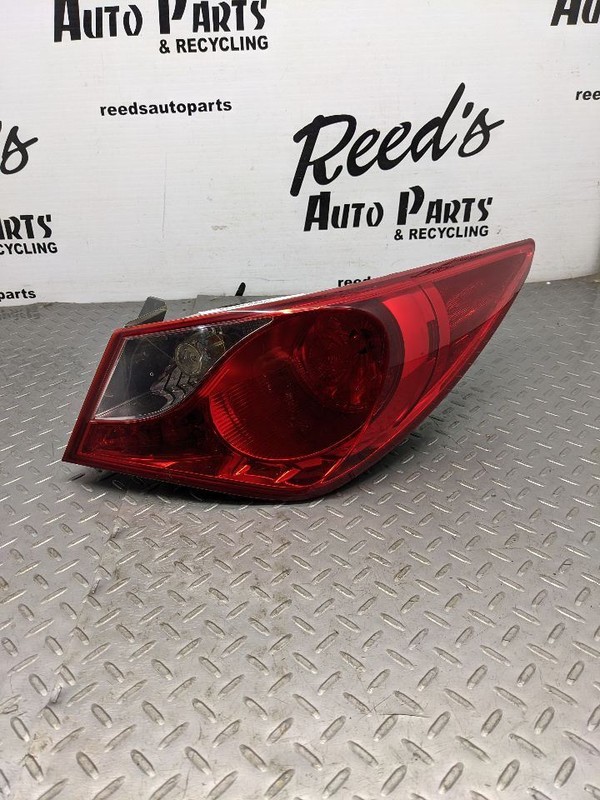 Passenger Tail Light VIN B 8th Digit Incandescent Bulb Fits 11-14 SONATA 1113198