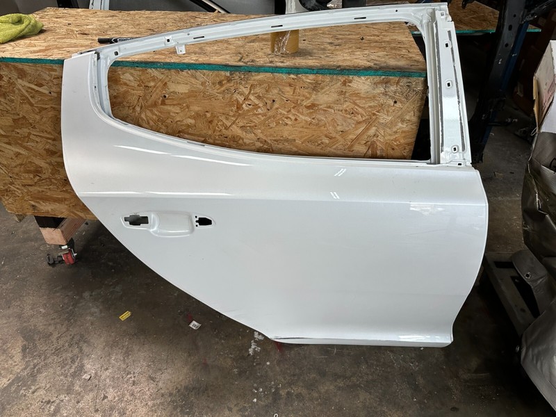 18-23 KIA STINGER - REAR RIGHT PASSENGER SIDE DOOR SHELL White SWP OEM