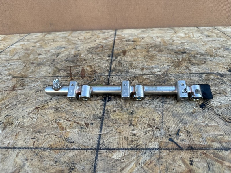 KIA STINGER 2018-2023 OEM ENGINE MOTOR RIGHT FUEL DISTRIBUTOR RAIL 3.3T ASSEMBLY