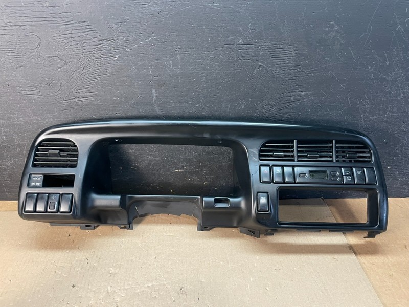 2000 to 2001 Isuzu Trooper Speedometer Radio Air Vent Bezel Trim OEM AE3337 DG