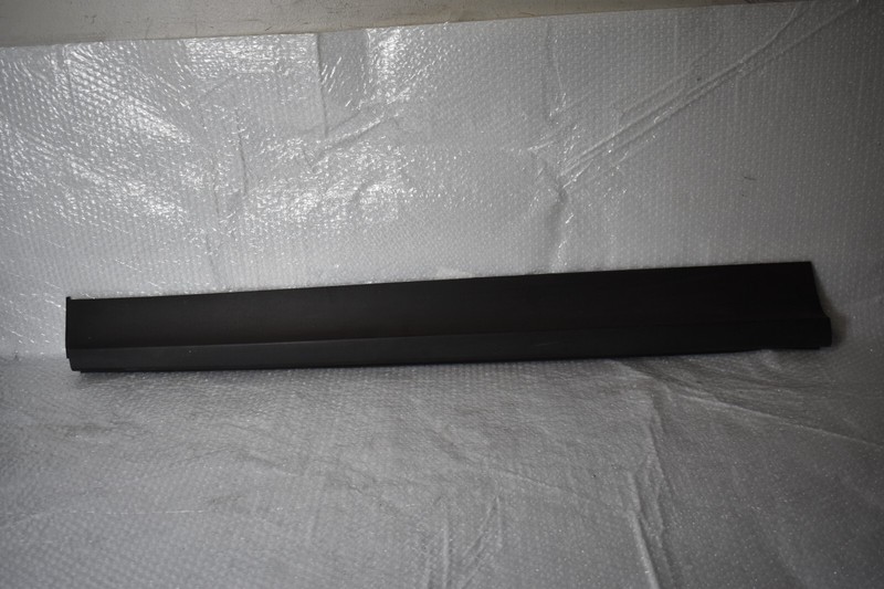 PORSCHE CAYENNE DOOR MOLDING LEFT FRONT2019 2020 2021 OEM 9Y0837095