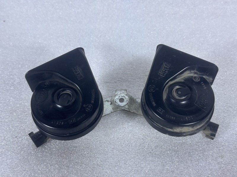2009-2012 DODGE RAM 2500 FRONT LEFT / RIGHT HORN SET OEM