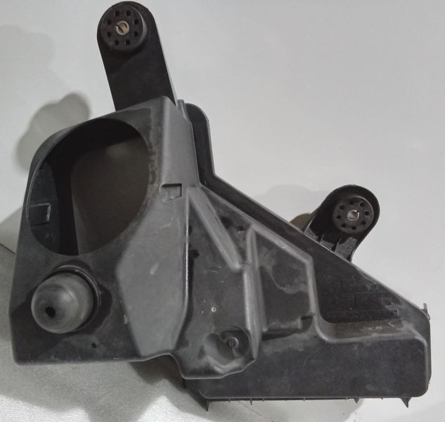 2007-2008 BMW 750i 4.8L 50221 LH Air Cleaner Box END Only 13717544409