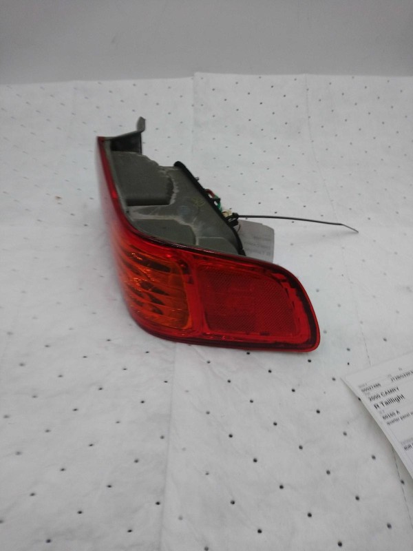 2000-2001 Toyota Camry Right Tail Light Assembly Red OEM 207919 Used