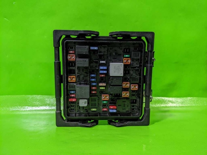 16 CADILLAC ATS ENGINE FUSE RELAY BOX OEM 4439-34