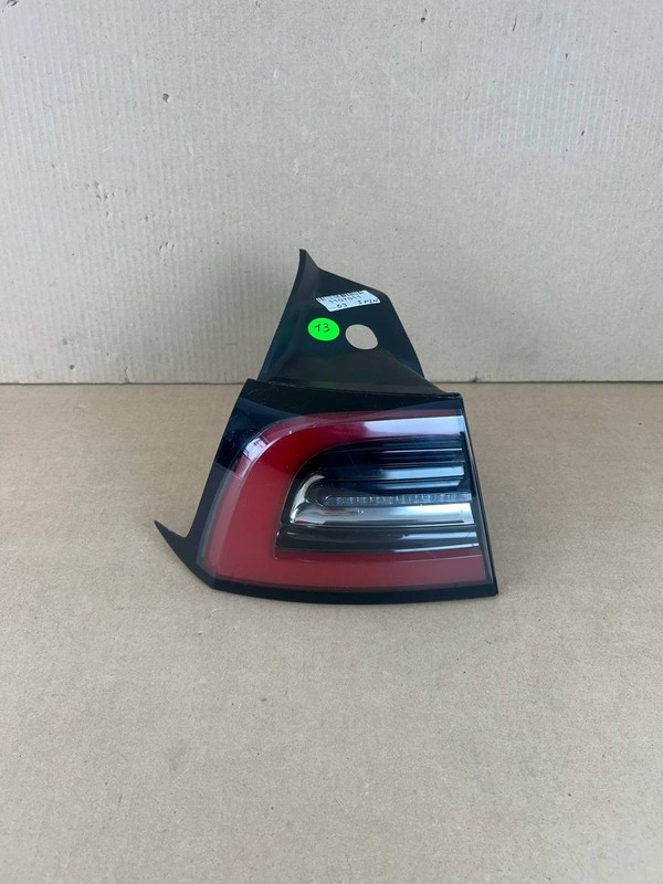 ✅ Tesla Model 3 Rear Left Tail Light Lamp Quarter Mounted 3 Pin 1077397