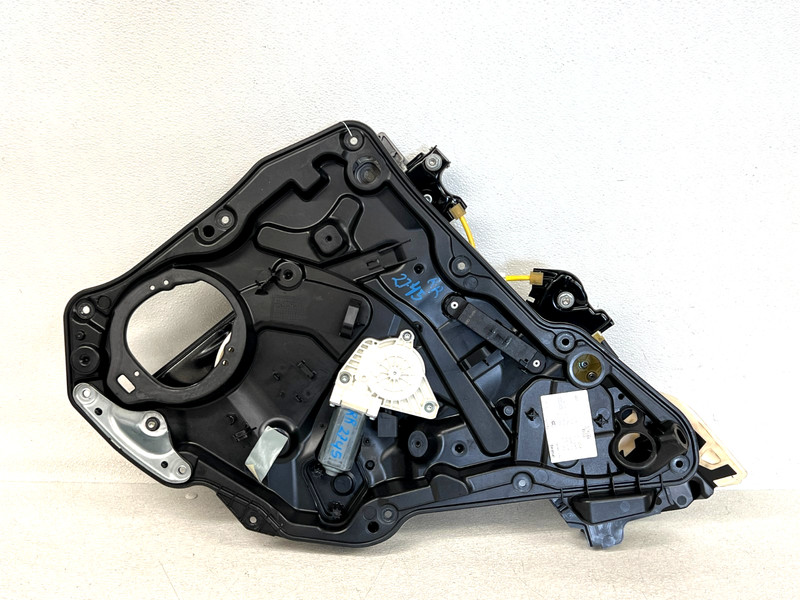 ⭐14-19 MERCEDES-BENZ CLA250 REAR RIGHT DOOR WINDOW REGULATOR/CARRIER OEM LOT2745