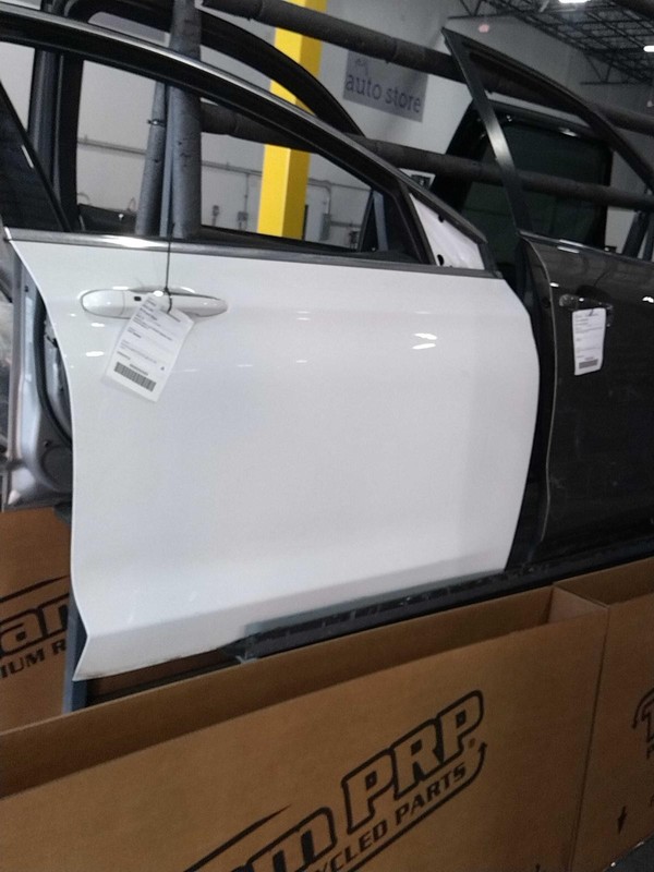 2015 Chrysler 200 Right Door White Used OEM Part Dents & Scratches 290381