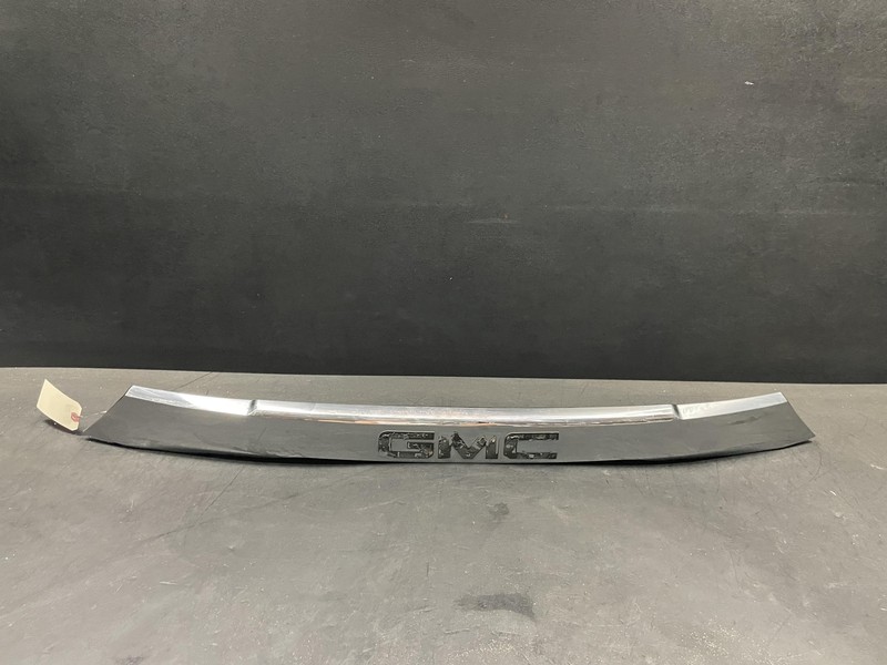 Rear Tailgate Center Molding 2020 GMC Acadia 84753456 2021 2022 2023 X