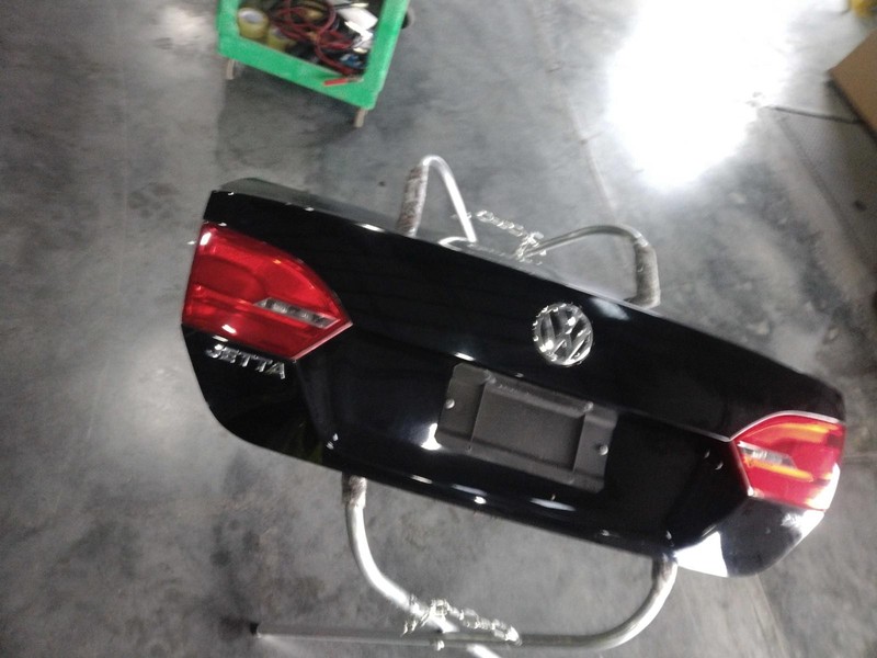 2014 Volkswagen Jetta Deck Lid Trunk Lid OEM Used 111K Miles NJ25-21747-541927