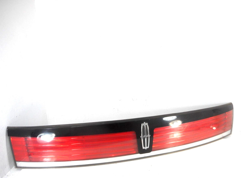 07-10 Lincoln MKX Hatch Lid Center Mounted Tail Light Panel OEM