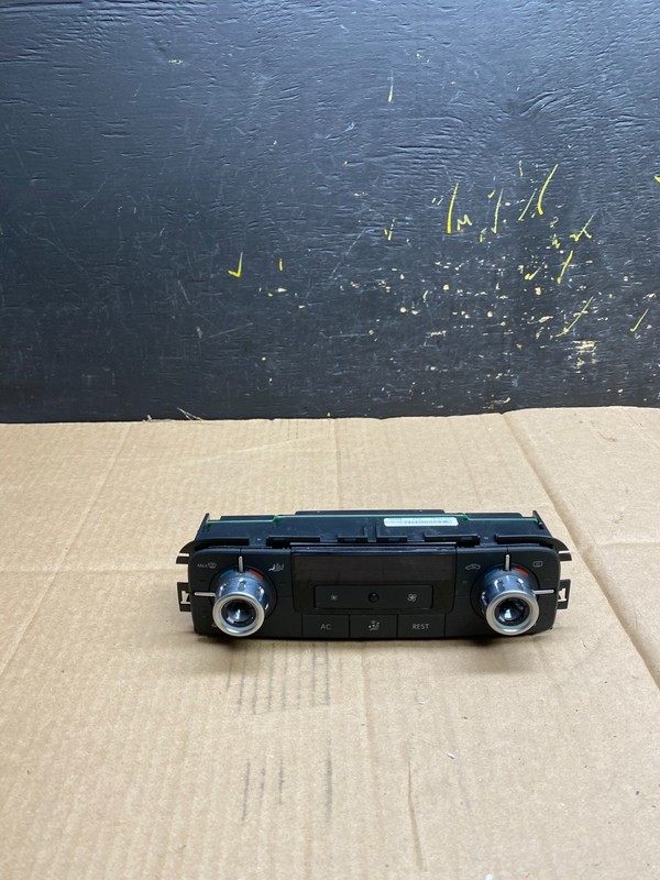 2011 - 2017 VolkswagenTouareg Center Climate Control Panel AC Heater AA4462 DG