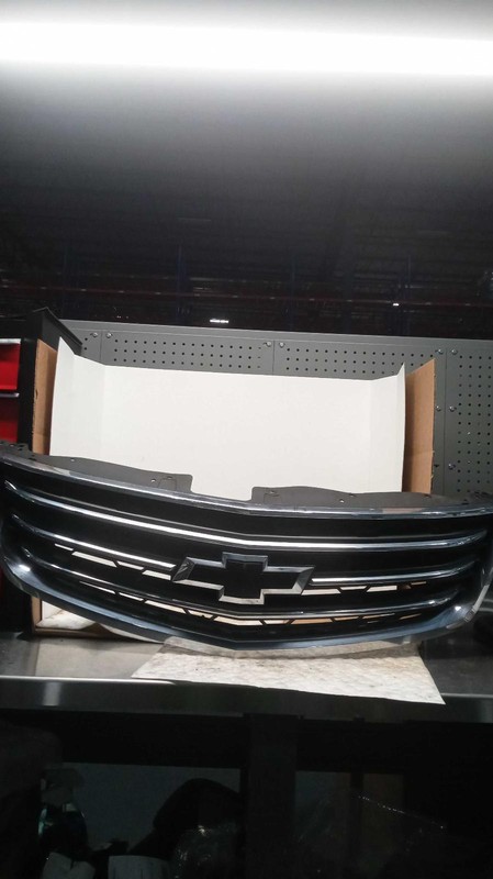 2017 Chevrolet Traverse OEM Black Grille 4DR SUV 23302974 Used 152K Miles