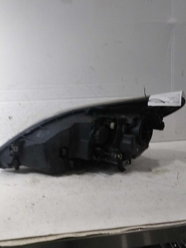 2016 Hyundai Equus Right Headlight Assembly Black Xenon HID OEM 92835 Used
