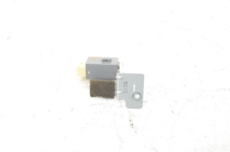 1999-2000 Mazda MX-5 Miata 1.8L Door Lock Relay BG5A 67 830