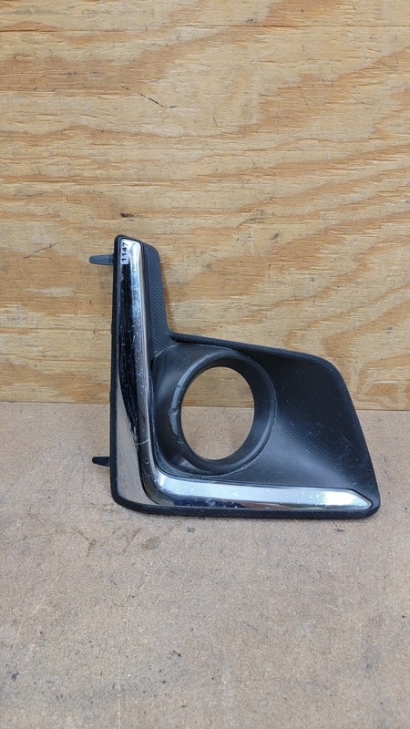 2016 2017 Subaru Crosstrek Front Bumper Right RH FogLight Cover OEM 57731FJ420