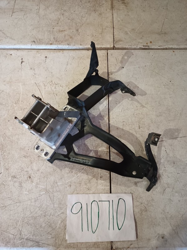 04 - 10 BMW E60 526i Left Front Radiator Mount Support Bracket