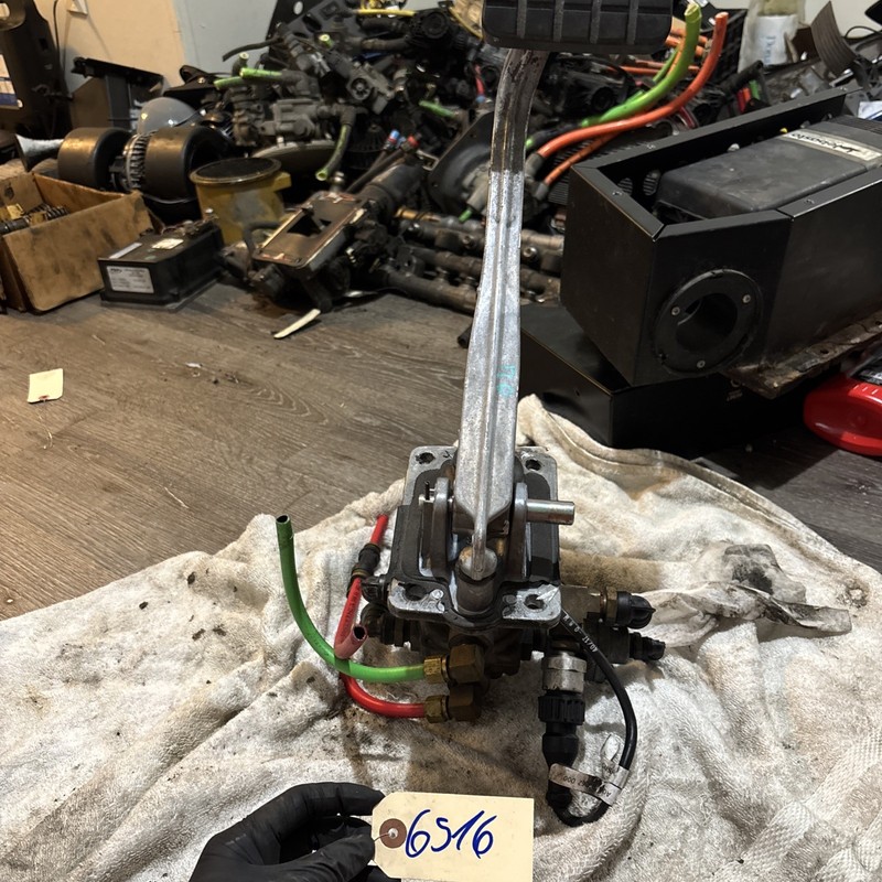 FREIGHTLINER PEDAL P/N 12-20222-000 AND BENDIX FOOT BRAKE AIR VALVE