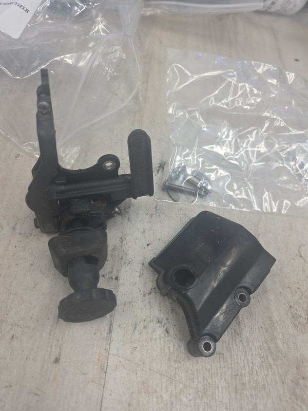 1999 Mercury 2 Stroke 25hp Electric Start 25ELH Choke Assembly Boat Motor Part