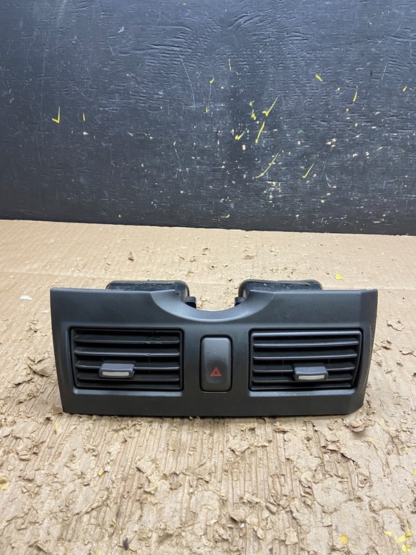 2000 2001 Infiniti I30 Center Dashboard Air Vent OEM W0049 DG