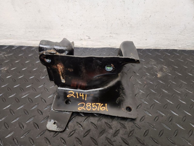 04-06 Dodge Durango V8 4x4 Left Driver Engine Mount Bracket OEM 52005013AA