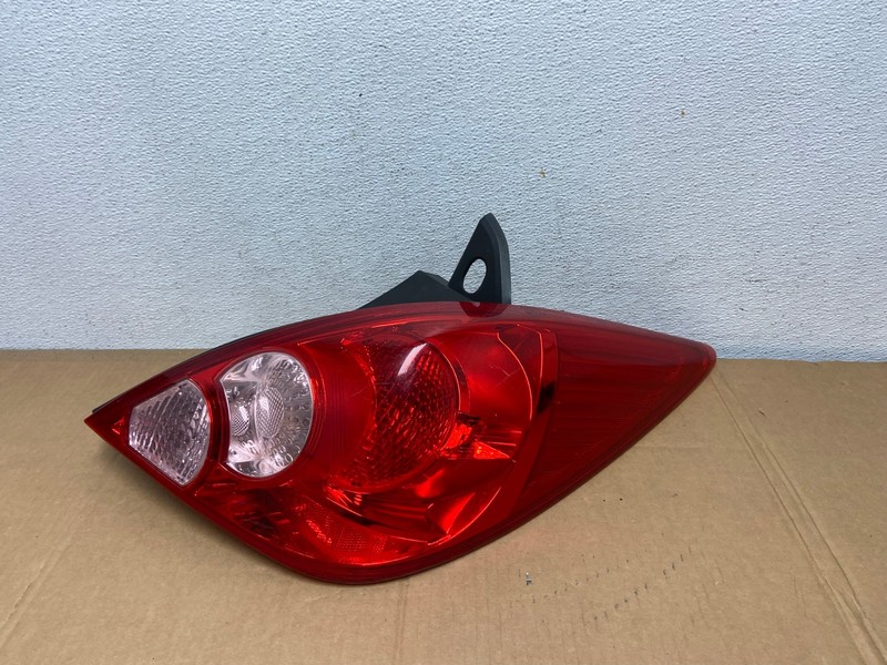 2007 - 2012 Nissan Versa Hatchback Right Passenger Side Tail Light AD0722 LK