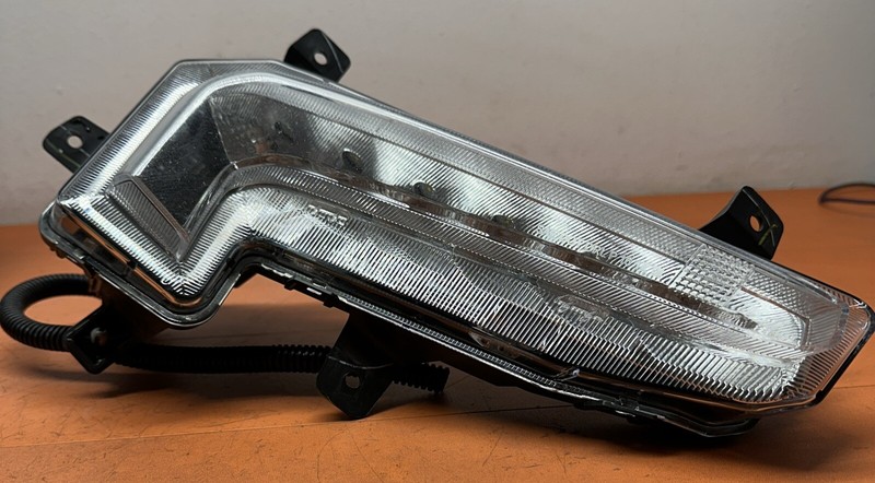 22982838 | 2016 - 2018 CHEVROLET MALIBU FRONT RIGHT PASSENGER FOGLIGHT OEM LED