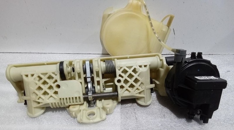 1998-2006 Mercedes S500 LH Rear Headrest Actuator 2108001275 2209700425