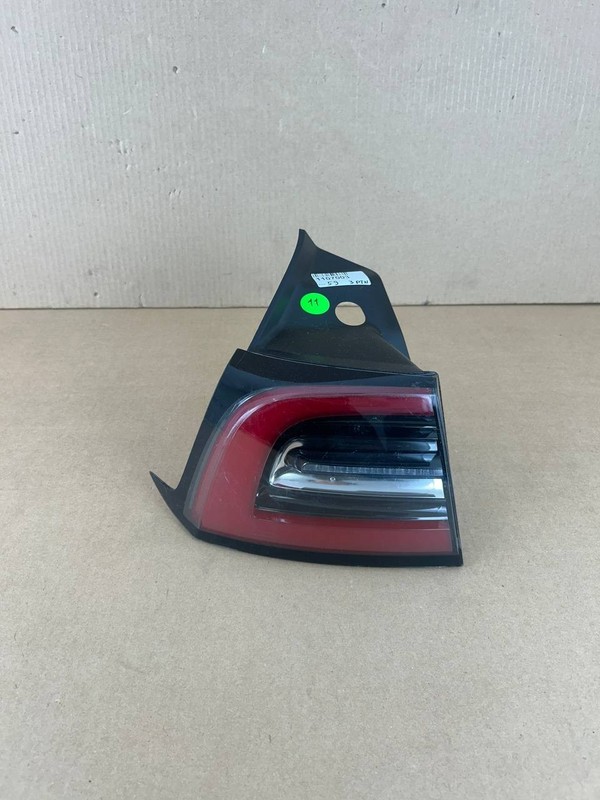 ✅ Tesla Model 3 Rear Left Tail Light Lamp Quarter Mounted 1077397 w/scratch