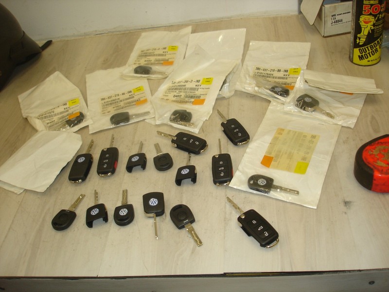 Lot Of 26Used OEM Volkswagen Keykeys Keyless Entry Remote Fobcut
