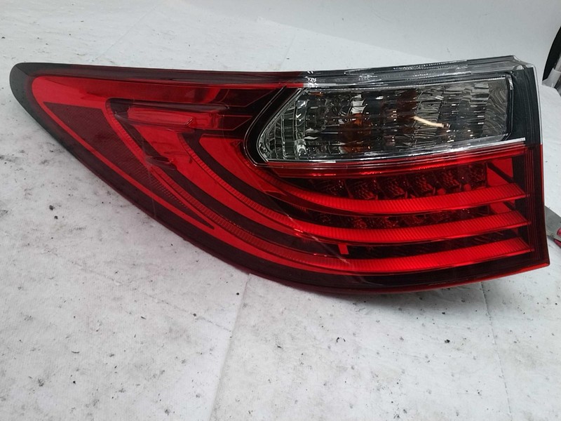 2015 Lexus ES350 Left Tail Light Assembly White - Streak on Lens, 579955