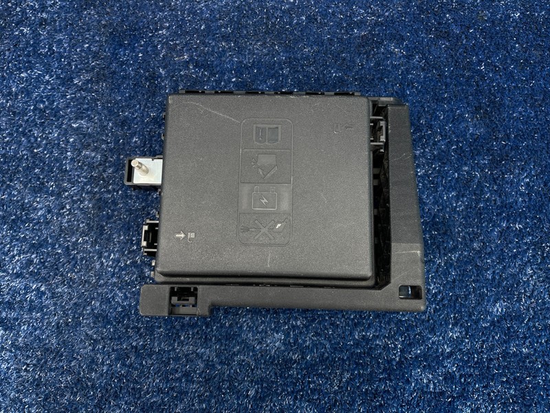 2017–2019 Cadillac XT5 Fuse Box Relay Control Module Unit OEM 84155666