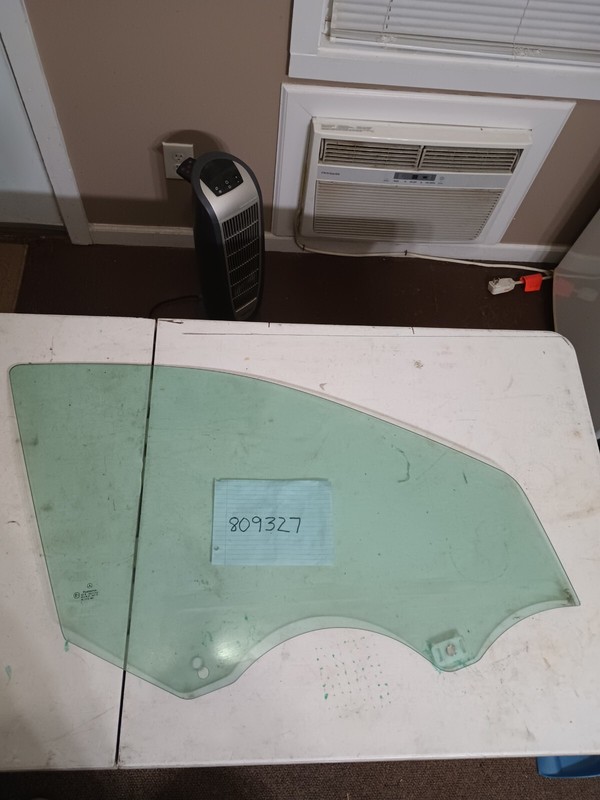 01-05 Mercedes Benz C Series 4 Dr Passenger Right Front Door Window Glass