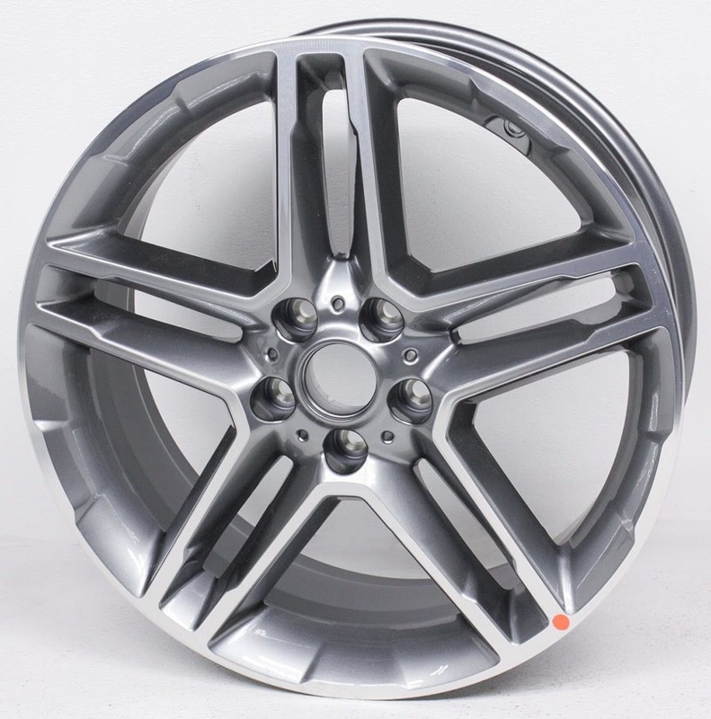 OEM Hyundai Santa Fe 19 inch Wheel 52910-B8410 Scuffs Scratches