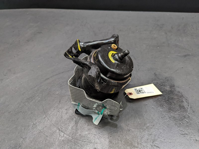 Right Engine Mount Bracket 2019 GMC YUKON 84175582 2015 - 2020