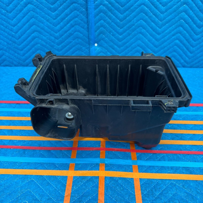 2007–2009 Toyota Sienna Lower Air Filter Box Housing OEM 177010A100