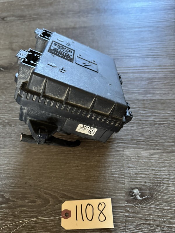21619487-2 VOLVO VNL FUSE BOX 3620932