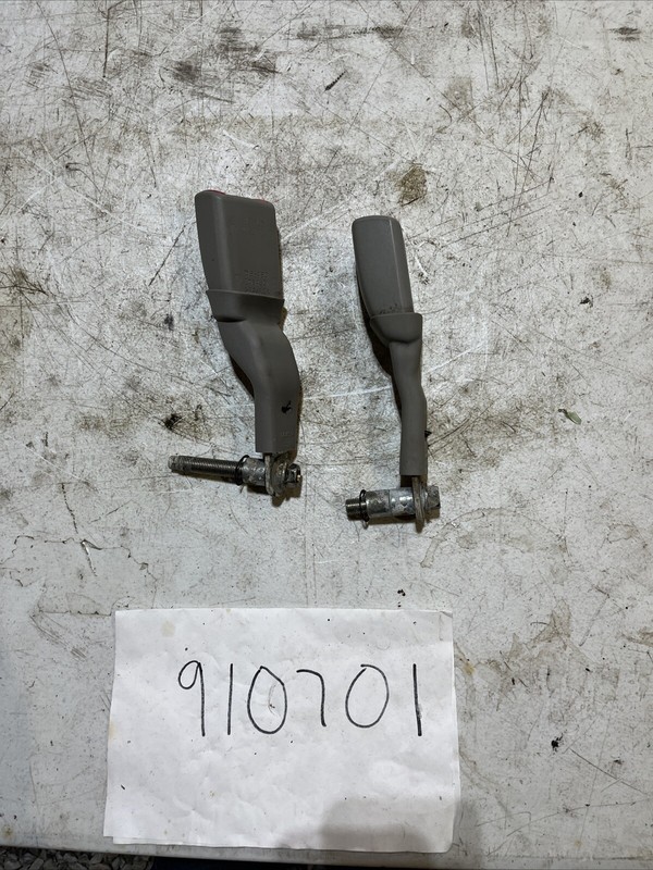 2001-2005 TOYOTA HIGHLANDER Hybrid Front Seat Belt Buckle Set 7k7300 / 7k8300