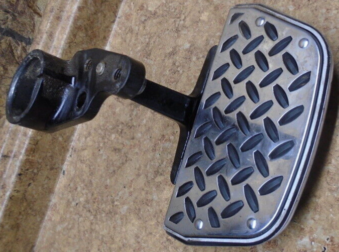 2004 Harley Davidson FLHR1 Road King Rear Back Passenger Foot Peg Rest Pedal 04