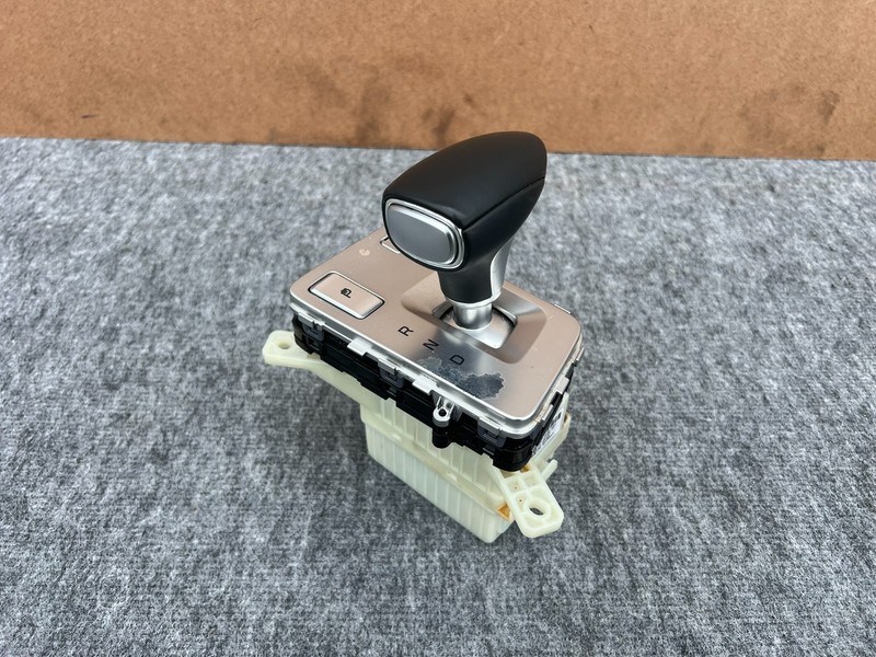 GENESIS G70 2019-2021 OEM CENTER CONSOLE AUTOMATIC SHIFTER ASSEMBLY