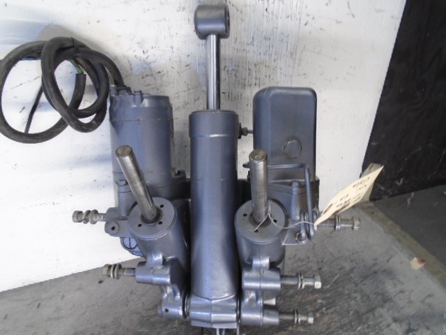 USED 80's-90's YAMAHA 115-130-150-200 OUTBOARD MOTOR POWER TILT/TRIM UNIT ASSY
