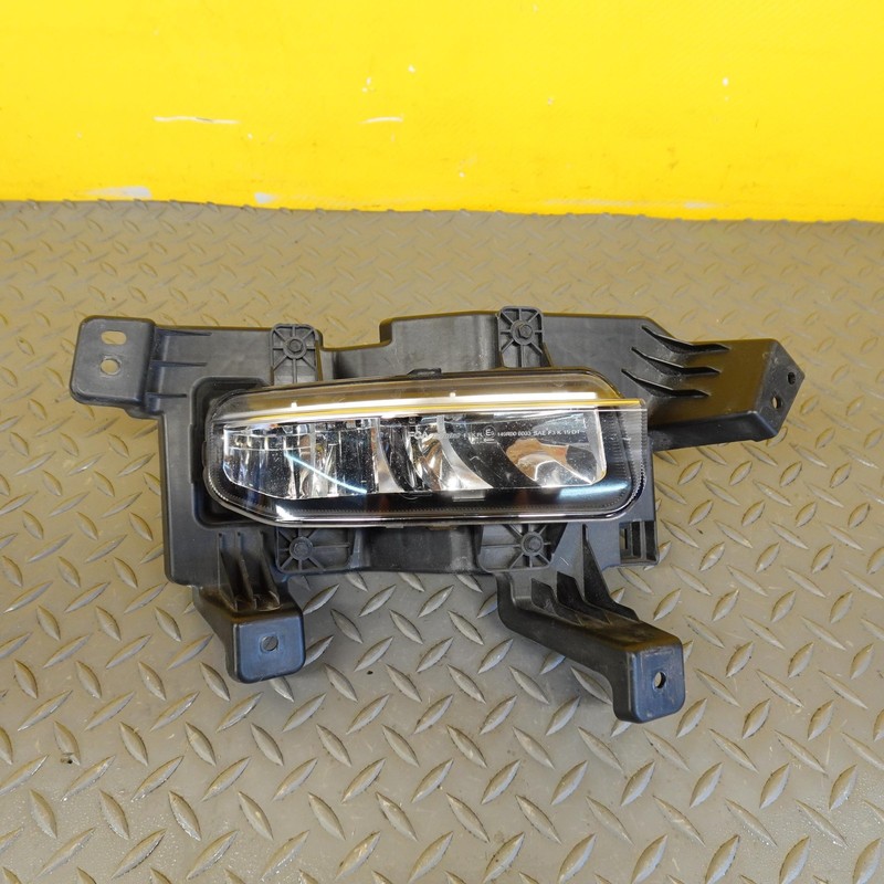 2021-2025 CHRYSLER PACIFICA Front Right Fog Light W/bracket Assembly 68477196aa