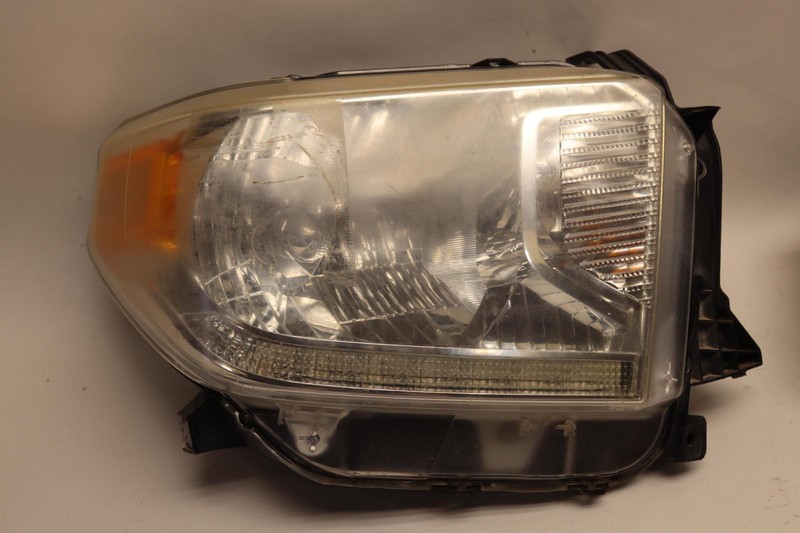2014-2017 TOYOTA TUNDRA RIGHT PASSENGER SIDE HEADLIGHT HEADLAMP OEM