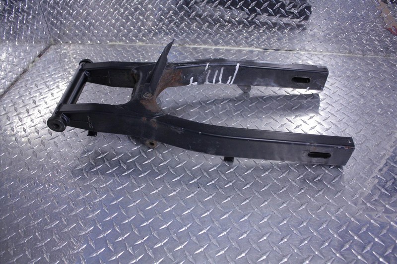 04 SUZUKI GS 500 FH SWINGARM SWING ARM W/ INNER FENDER MUD GUARD PANEL GS500