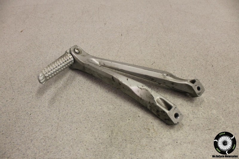 2004 Yamaha YZF R1 LEFT REAR BACK PASSENGER PEG BRACKET MOUNT 04