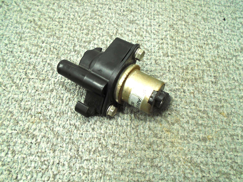 IAC VALVE W MANIFOLD HOUSING 897526T 8M0005529 MERCURY OUTBOARD 75-115 HP EFI