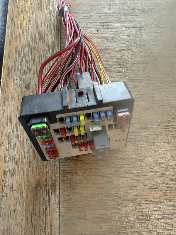 2010 - 2015 GMC TERRAIN EQUINOX Under Dash Cabin Fuse Relay Box Unit 13717824